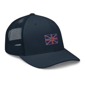 Puede incluir: Una gorra de camionero azul marino con una bandera de la Unión Jack bordada en rojo, blanco y azul en la parte delantera.