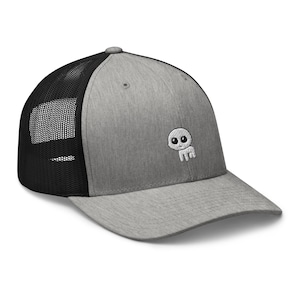Puede incluir: Una gorra de camionero gris y negra con un diseño de calavera de dibujos animados bordado en blanco.