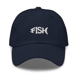 Può includere: Cappellino da baseball blu navy con visiera curva. La parola "FISH" è ricamata in bianco sul davanti con un carattere stilizzato, con la "I" sostituita da un disegno a lisca di pesce. Il cappellino ha una corona arrotondata e un bottone sulla parte superiore.