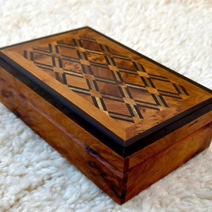 Boîte à bijoux en loupe de bois fait main, boîte à bijoux en loupe marocaine, petite boîte en bois de luxe 9 x 5 po, boîte à bijoux marocaine, cadeau en bois pour bijoux