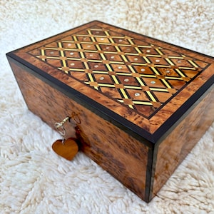 Großes HANDGEMACHTES massives Thuya Burl SCHMUCKKASTEN Holzgeschenk, 11 x 8 Zoll abschließbare Holzkiste, einzigartige handgefertigte Luxusbox, Schmuckaufbewahrungsbox
