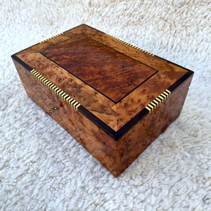 Großes HANDGEMACHTES massives Thuya Burl SCHMUCKKASTEN Holzgeschenk, 12 x 8 Zoll abschließbare Holzkiste, einzigartige handgefertigte Luxusbox, Schmuckaufbewahrungsbox