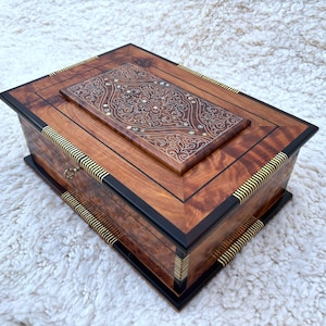 Grande scatola portagioie in legno con specchio 12 x 8 pollici - scatola in legno di radica intarsiata con madreperla, scatola portagioie di lusso fatta a mano. Regali per donne, scatola con lucchetto