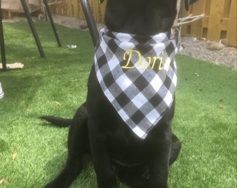 Pañuelo/bufanda para perro bordado personalizado: un elegante accesorio para perros y cachorros.