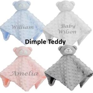 Puede incluir: Cuatro mantas de seguridad Dimple Teddy en azul, blanco, rosa y gris. Cada manta tiene una cabeza de oso de peluche y un cuerpo cuadrado texturizado. Las mantas est&aacute;n personalizadas con nombres.