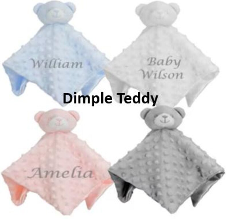 Puede incluir: Cuatro mantas de seguridad Dimple Teddy en azul, blanco, rosa y gris. Cada manta tiene una cabeza de oso de peluche y un cuerpo cuadrado texturizado. Las mantas est&aacute;n personalizadas con nombres.