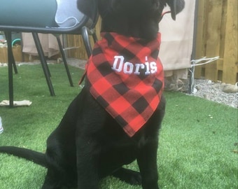 Pañuelo para perro a cuadros bordado personalizado.