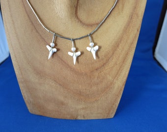 Collar de dientes de tiburón con plata y perlas cultivadas