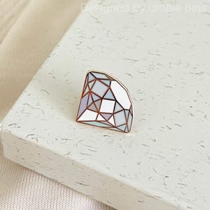 Szpilka z emalii w kształcie diamentu zaprojektowana przez Utopie Pins // Uroczy, Prezent, Przyjaciel, Inspiracja, Motywacja, Siła