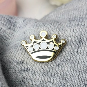 Alfinete esmaltado Crown, da Utopie Pins // Alfinete de lapela, Casamento, Moda, Fofo, Presente, Amigo, Atenção, Chefe, Rei, Rainha, Real, Inspiração