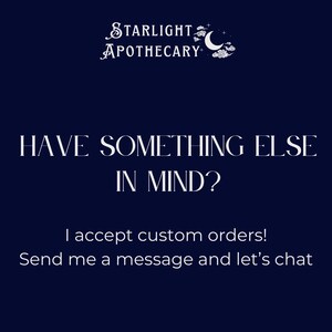 K&ouml;nnte beinhalten: Dunkelblaue Grafik mit wei&szlig;em Text. Der Text lautet "STARLIGHT APOTHECARY" und "HAVE SOMETHING ELSE IN MIND?" Der Text "Ich akzeptiere Sonderanfertigungen! Senden Sie mir eine Nachricht und lassen Sie uns chatten" ist ebenfalls enthalten.