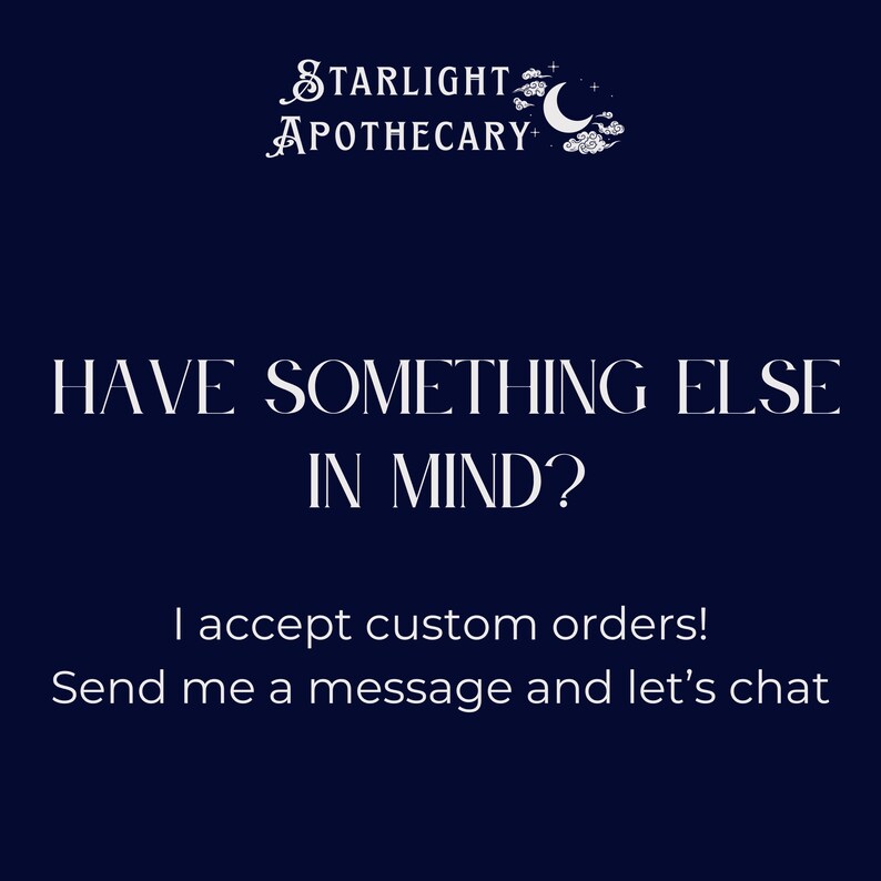 K&ouml;nnte beinhalten: Dunkelblaue Grafik mit wei&szlig;em Text. Der Text lautet "STARLIGHT APOTHECARY" und "HAVE SOMETHING ELSE IN MIND?" Der Text "Ich akzeptiere Sonderanfertigungen! Senden Sie mir eine Nachricht und lassen Sie uns chatten" ist ebenfalls enthalten.