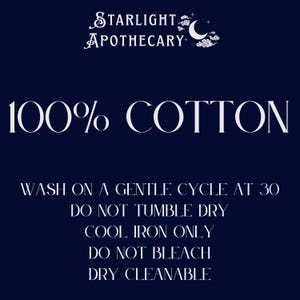 K&ouml;nnte beinhalten: Dunkelblauer Hintergrund mit wei&szlig;em Text. Der Text lautet "STARLIGHT APOTHECARY" oben, gefolgt von "100% COTTON". Darunter sind Pflegehinweise aufgef&uuml;hrt: Schonwaschgang bei 30, nicht im Trockner trocknen, kalt b&uuml;geln, nicht bleichen und chemische Reinigung.
