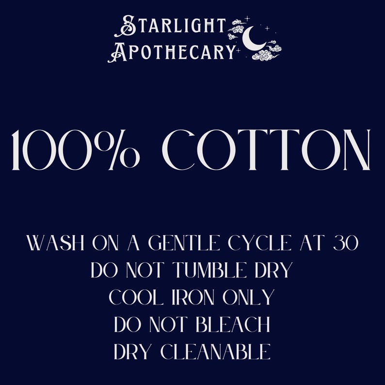 K&ouml;nnte beinhalten: Dunkelblauer Hintergrund mit wei&szlig;em Text. Der Text lautet "STARLIGHT APOTHECARY" oben, gefolgt von "100% COTTON". Darunter sind Pflegehinweise aufgef&uuml;hrt: Schonwaschgang bei 30, nicht im Trockner trocknen, kalt b&uuml;geln, nicht bleichen und chemische Reinigung.
