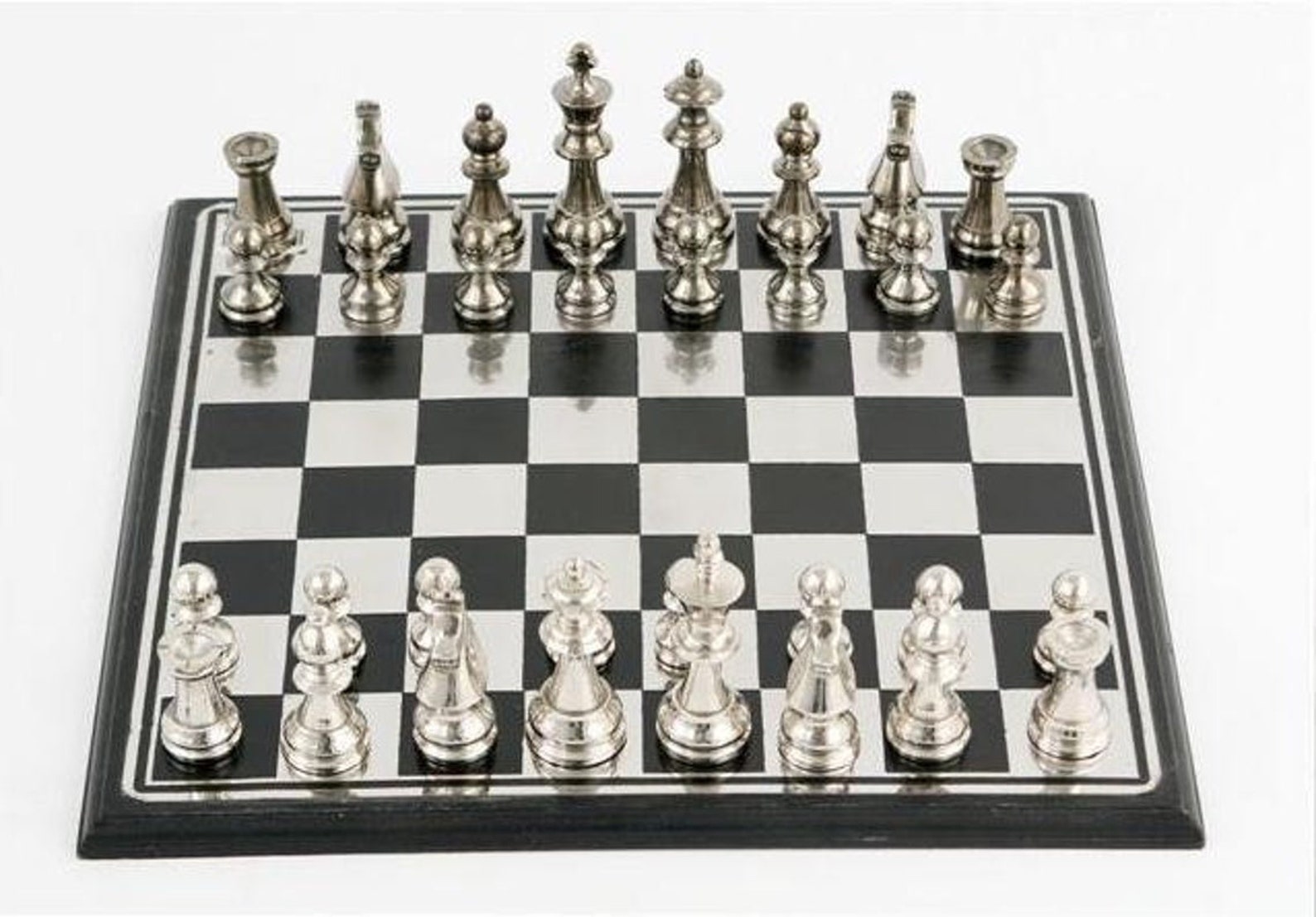 Шахматная доска номера. Шахматная доска. Шахматы доска с фигурами. Демонстрационная шахматная доска. Шахматная доска с шахматами.