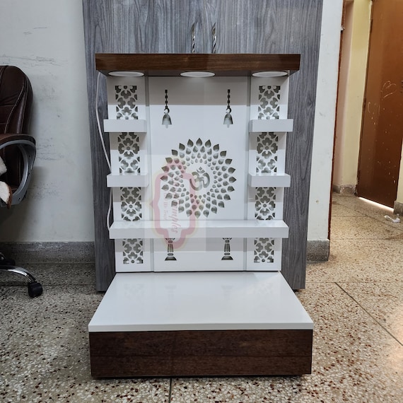 Handgemachtes hölzernes Puja-Mandir-Bett für zu Hause bunte ethnische hindu is t