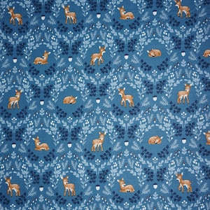 Tissu à motifs de cerfs, faons sauvages, créatures du crépuscule sur fond bleu, par Natàlia Juan Abelló pour Riley Blake, coton à patchwork, C15361-BLUE image 4