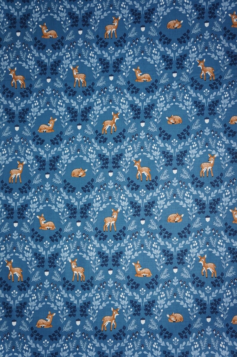 Tissu à motifs de cerfs, faons sauvages, créatures du crépuscule sur fond bleu, par Natàlia Juan Abelló pour Riley Blake, coton à patchwork, C15361-BLUE image 4