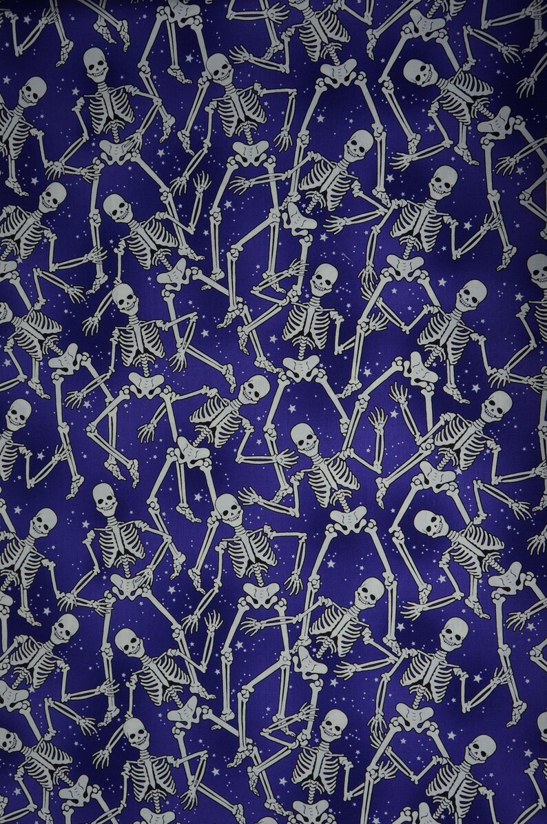Glow Halloween Skeleton Fabric, Skeleton Crew on Purple Glow in the Dark Halloween Spirit by Benartex Quilting Cotton Fabric, 12542G-66B afbeelding 6
