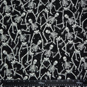 Tela de Halloween con esqueletos que brillan en la oscuridad, tela de algodón para patchwork Benartex con estampado de esqueletos sobre fondo negro que brilla en la oscuridad, modelo 12542G-12B imagen 4