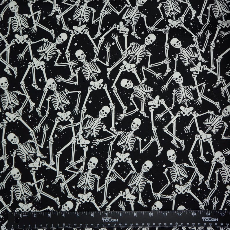 Tela de Halloween con esqueletos que brillan en la oscuridad, tela de algodón para patchwork Benartex con estampado de esqueletos sobre fondo negro que brilla en la oscuridad, modelo 12542G-12B imagen 4