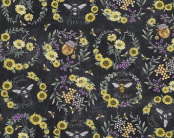 Tissu abeilles, abeilles et couronnes de fleurs sur fond noir tableau noir, par Hi Fashion Fabrics. Tissu en coton pour patchwork, motif abeilles et fleurs.