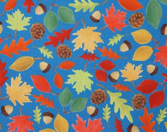 Tissu à motifs de feuilles d'automne, motif automnal sur fond bleu, par Andi Metz pour Benartex Kanvas Studio. Tissu en coton pour patchwork, motif Thanksgiving, référence 14236-55B.