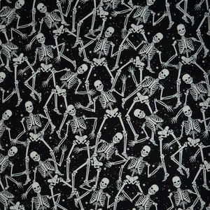 Tela de Halloween con esqueletos que brillan en la oscuridad, tela de algodón para patchwork Benartex con estampado de esqueletos sobre fondo negro que brilla en la oscuridad, modelo 12542G-12B imagen 6