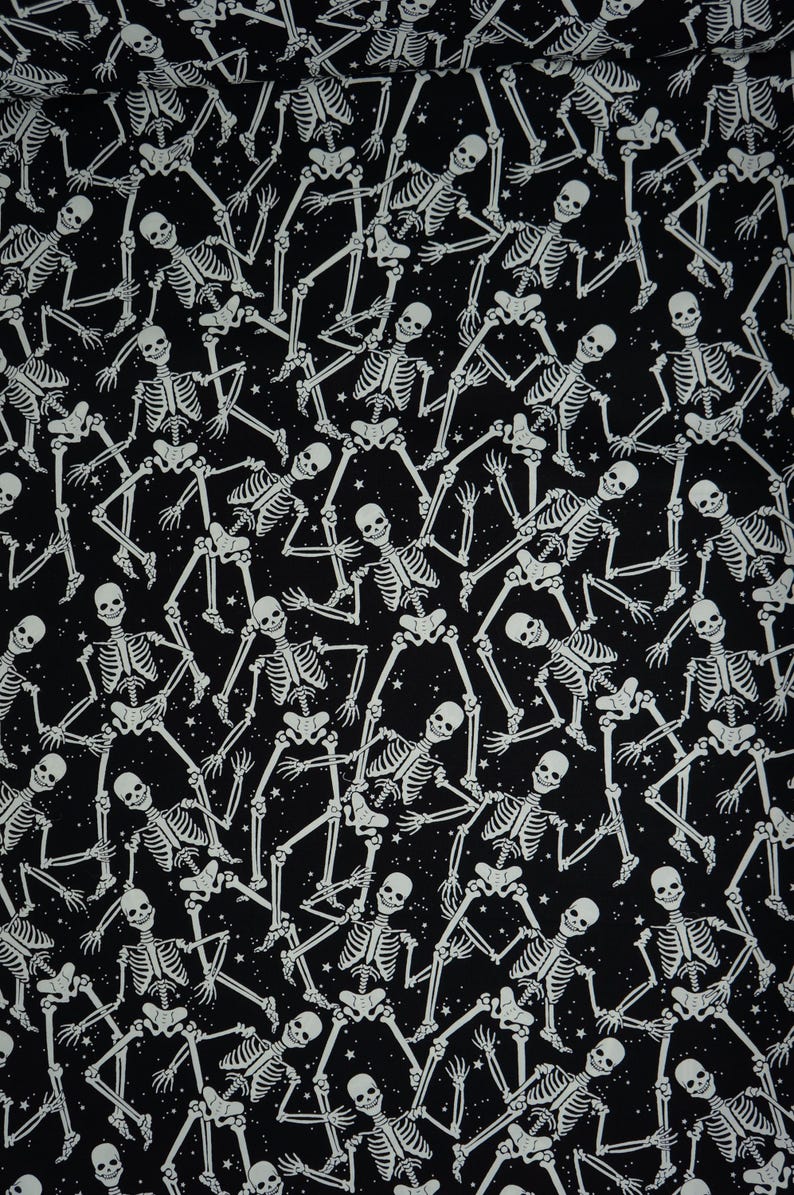 Tela de Halloween con esqueletos que brillan en la oscuridad, tela de algodón para patchwork Benartex con estampado de esqueletos sobre fondo negro que brilla en la oscuridad, modelo 12542G-12B imagen 6