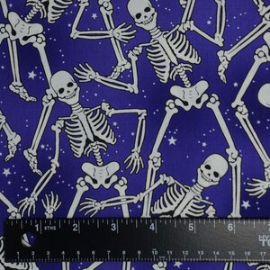 Glow Halloween Skeleton Fabric, Skeleton Crew on Purple Glow in the Dark Halloween Spirit by Benartex Quilting Cotton Fabric, 12542G-66B afbeelding 4