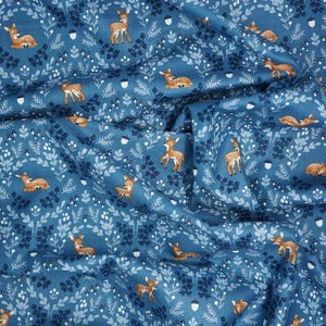 Tissu à motifs de cerfs, faons sauvages, créatures du crépuscule sur fond bleu, par Natàlia Juan Abelló pour Riley Blake, coton à patchwork, C15361-BLUE image 6