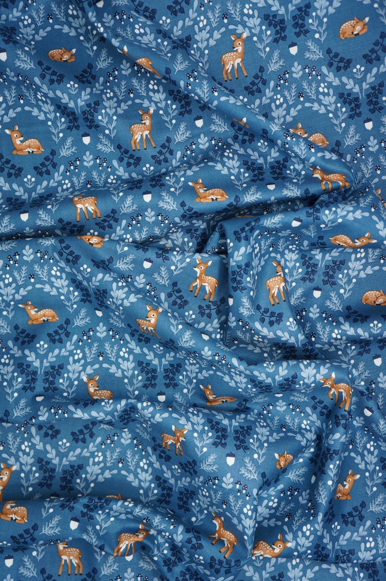 Tissu à motifs de cerfs, faons sauvages, créatures du crépuscule sur fond bleu, par Natàlia Juan Abelló pour Riley Blake, coton à patchwork, C15361-BLUE image 6