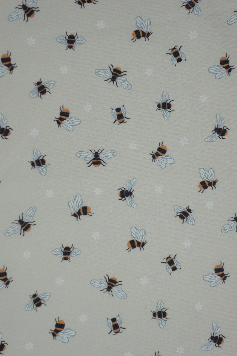 Tissu à patchwork à large dos, abeilles à miel sur fond crème foncé, 108 pouces, coton Lewis and Irene, dos de courtepointe à motifs d'abeilles, métrage continu image 3