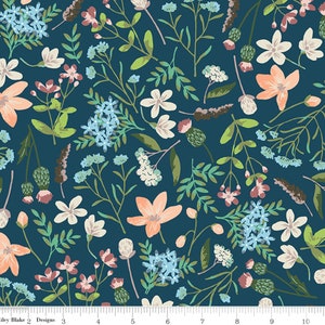 K&ouml;nnte beinhalten: Ein blauer Stoff mit einem sich wiederholenden Muster aus wei&szlig;en, pfirsichfarbenen und blauen Blumen und Bl&auml;ttern. Der Stoff ist mit einem Zollma&szlig;stab bedruckt.