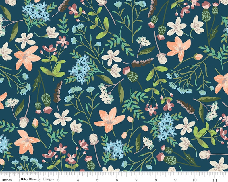 K&ouml;nnte beinhalten: Ein blauer Stoff mit einem sich wiederholenden Muster aus wei&szlig;en, pfirsichfarbenen und blauen Blumen und Bl&auml;ttern. Der Stoff ist mit einem Zollma&szlig;stab bedruckt.