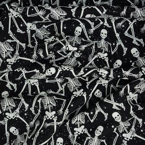 Tela de Halloween con esqueletos que brillan en la oscuridad, tela de algodón para patchwork Benartex con estampado de esqueletos sobre fondo negro que brilla en la oscuridad, modelo 12542G-12B imagen 8