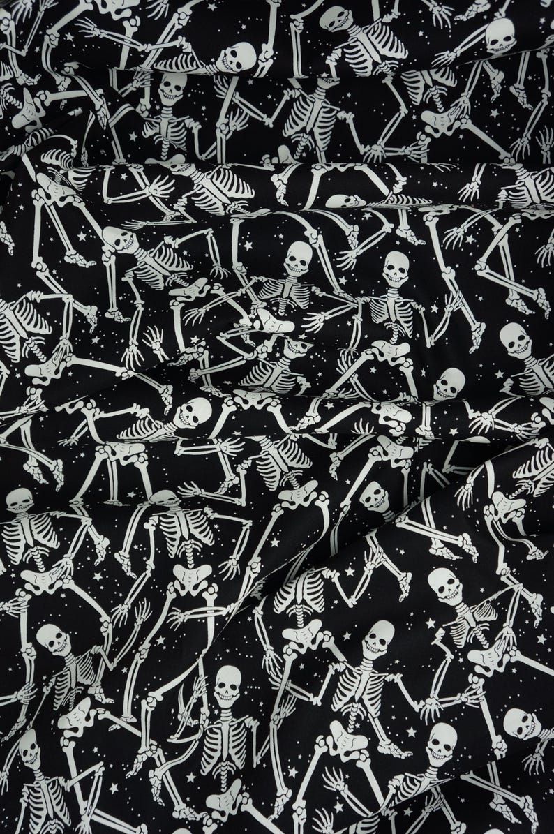 Tela de Halloween con esqueletos que brillan en la oscuridad, tela de algodón para patchwork Benartex con estampado de esqueletos sobre fondo negro que brilla en la oscuridad, modelo 12542G-12B imagen 8
