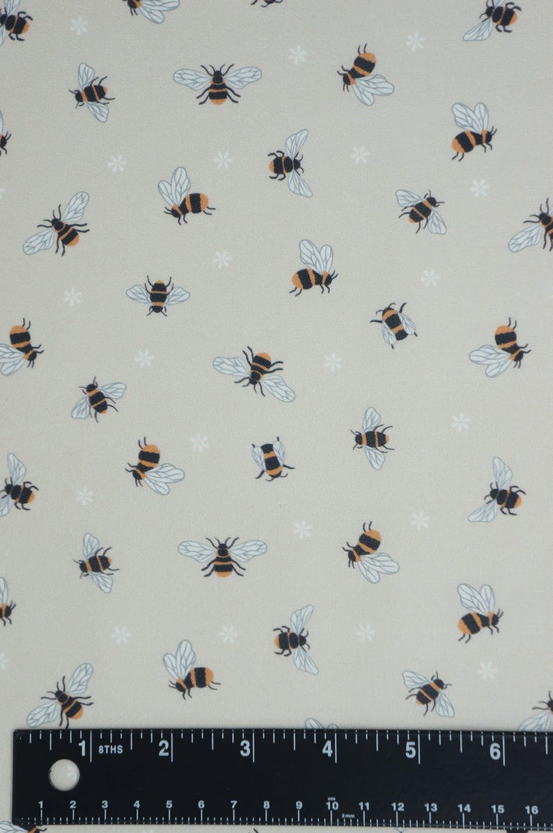 Tissu à patchwork à large dos, abeilles à miel sur fond crème foncé, 108 pouces, coton Lewis and Irene, dos de courtepointe à motifs d'abeilles, métrage continu image 2
