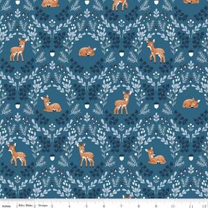 Tissu à motifs de cerfs, faons sauvages, créatures du crépuscule sur fond bleu, par Natàlia Juan Abelló pour Riley Blake, coton à patchwork, C15361-BLUE image 2