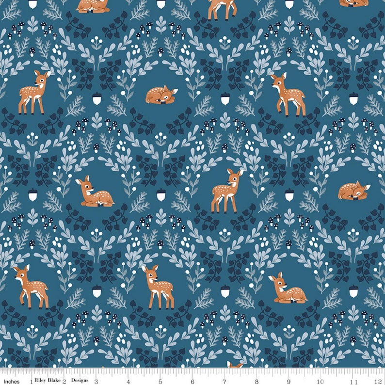 Tissu à motifs de cerfs, faons sauvages, créatures du crépuscule sur fond bleu, par Natàlia Juan Abelló pour Riley Blake, coton à patchwork, C15361-BLUE image 2