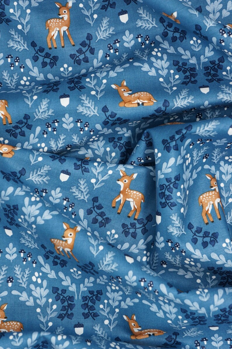 Tissu à motifs de cerfs, faons sauvages, créatures du crépuscule sur fond bleu, par Natàlia Juan Abelló pour Riley Blake, coton à patchwork, C15361-BLUE image 5