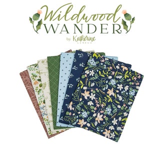 K&ouml;nnte beinhalten: Ein Satz von acht Stoffquadraten mit verschiedenen Waldmotiven, darunter Blumenmuster, geometrische Muster und ein kartenartiges Muster. Die Stoffquadrate sind f&auml;cherf&ouml;rmig angeordnet und mit "Wildwood Wander by Katherine Lenius" beschriftet.
