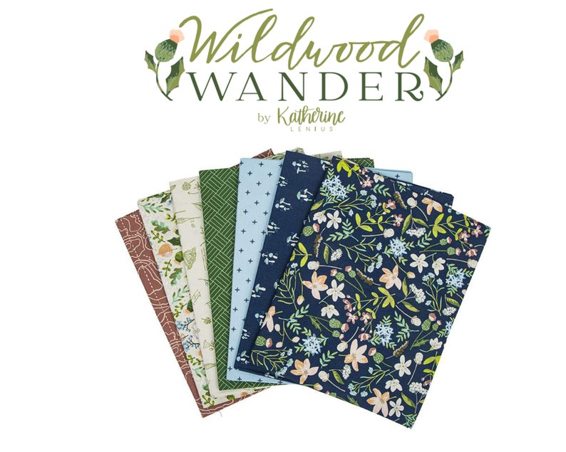 K&ouml;nnte beinhalten: Ein Satz von acht Stoffquadraten mit verschiedenen Waldmotiven, darunter Blumenmuster, geometrische Muster und ein kartenartiges Muster. Die Stoffquadrate sind f&auml;cherf&ouml;rmig angeordnet und mit "Wildwood Wander by Katherine Lenius" beschriftet.