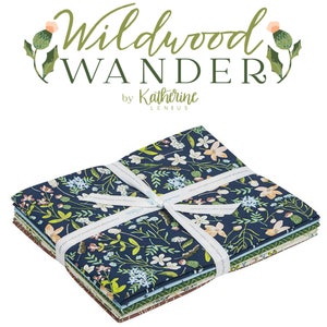 K&ouml;nnte beinhalten: Ein Stapel Stoffquadrate mit einem floralen Muster in Blaut&ouml;nen, Gr&uuml;n und Rosa. Der Stoff ist mit einem wei&szlig;en Band zusammengebunden. Der Stoff ist mit "Wildwood Wander by Katherine Lenius" beschriftet.