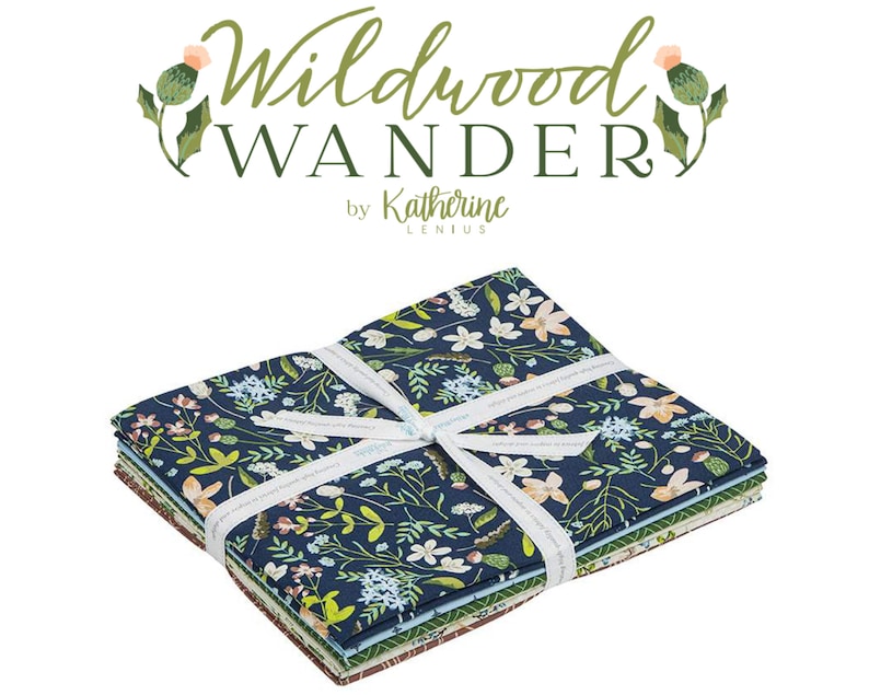 K&ouml;nnte beinhalten: Ein Stapel Stoffquadrate mit einem floralen Muster in Blaut&ouml;nen, Gr&uuml;n und Rosa. Der Stoff ist mit einem wei&szlig;en Band zusammengebunden. Der Stoff ist mit "Wildwood Wander by Katherine Lenius" beschriftet.