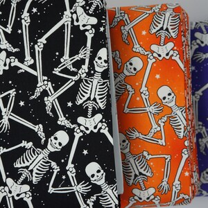 Tela de Halloween con esqueletos que brillan en la oscuridad, tela de algodón para patchwork Benartex con estampado de esqueletos sobre fondo negro que brilla en la oscuridad, modelo 12542G-12B imagen 9