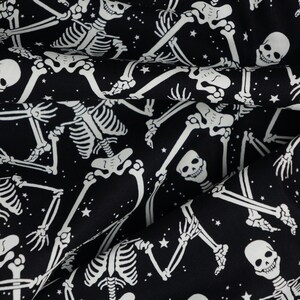Tela de Halloween con esqueletos que brillan en la oscuridad, tela de algodón para patchwork Benartex con estampado de esqueletos sobre fondo negro que brilla en la oscuridad, modelo 12542G-12B imagen 7