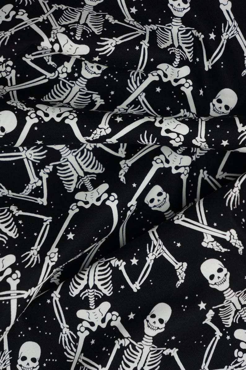 Tela de Halloween con esqueletos que brillan en la oscuridad, tela de algodón para patchwork Benartex con estampado de esqueletos sobre fondo negro que brilla en la oscuridad, modelo 12542G-12B imagen 7