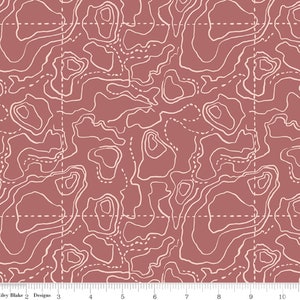 K&ouml;nnte beinhalten: Ein nahtloses Muster mit einem topografischen Karten-Design in Wei&szlig; auf einem staubigen rosafarbenen Hintergrund. Das Muster ist perfekt f&uuml;r Bastelprojekte, Wohnkultur und Kleidung.