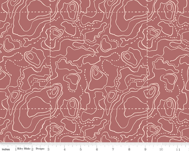 K&ouml;nnte beinhalten: Ein nahtloses Muster mit einem topografischen Karten-Design in Wei&szlig; auf einem staubigen rosafarbenen Hintergrund. Das Muster ist perfekt f&uuml;r Bastelprojekte, Wohnkultur und Kleidung.